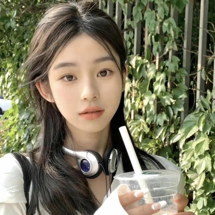 圆肚子女孩